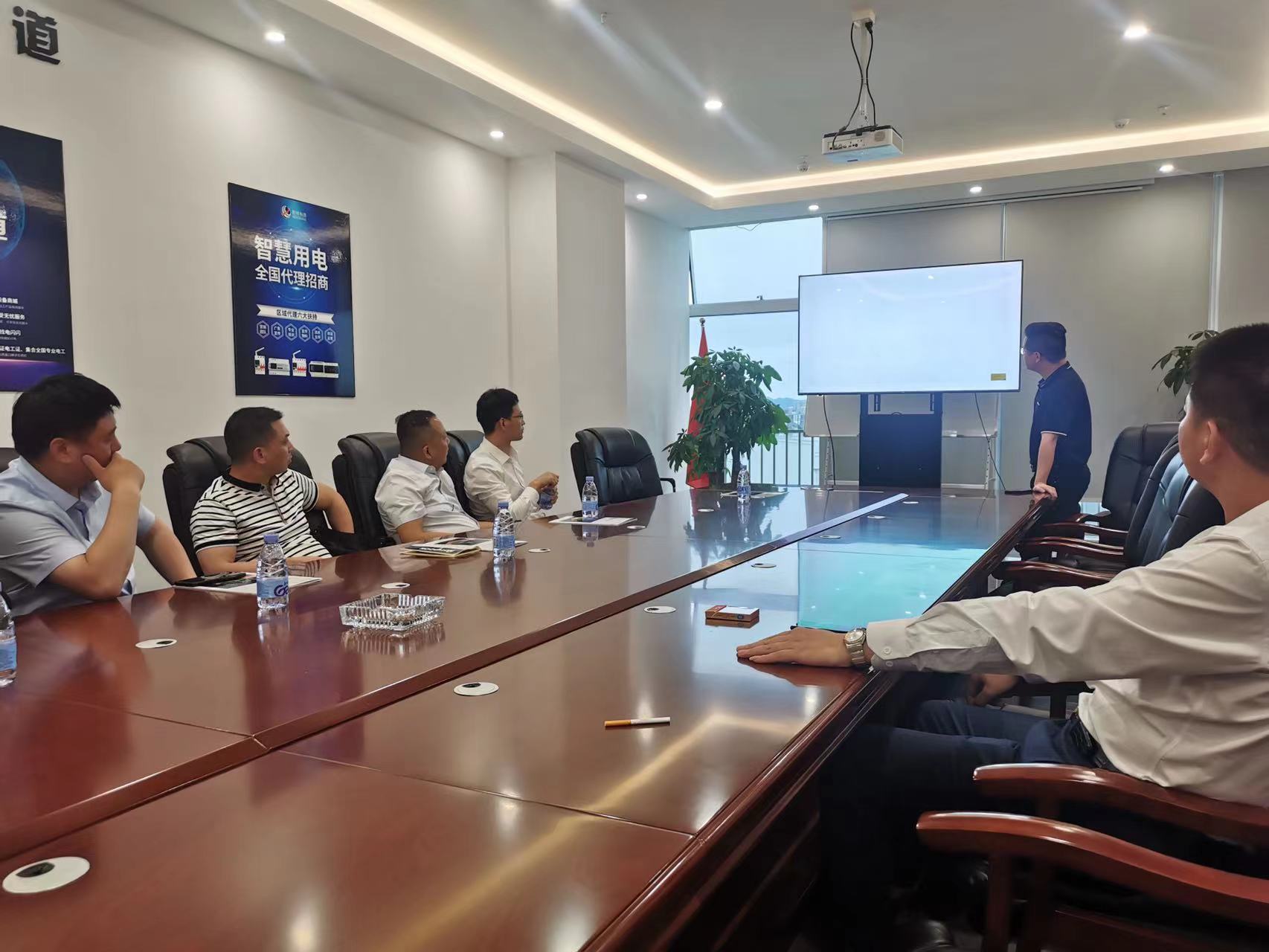 微信图片_20220520154326.jpg 大冶市委常委领导莅临珩祥科技参观指导