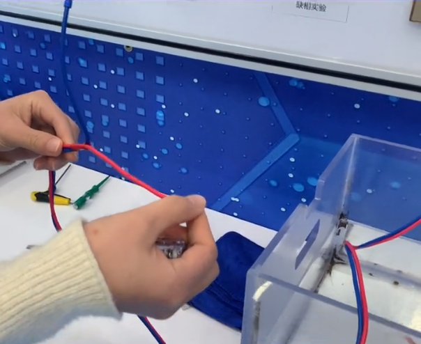 开云·官方端网页版登录入口厂家珩祥电保防触电演示视频-裸手摸火线